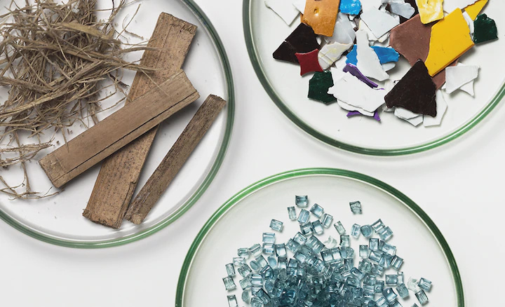俯視圖，三個包含不同材料的碟子：木和植物纖維、透明玻璃碎片和彩色塑料碎片