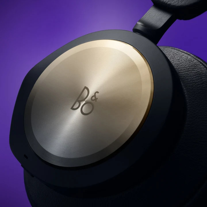 Detail of the aluminium disc of Beoplay Portal Navy