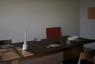 Sony LSPX-S3 玻璃揚聲器擺放在客廳的桌子上。